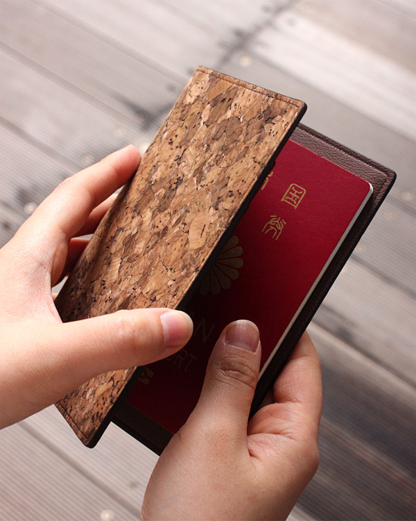 取り出しやすく、シンプルな使い心地のパスポートホルダー 「CONNIE Plain Passport Holder」