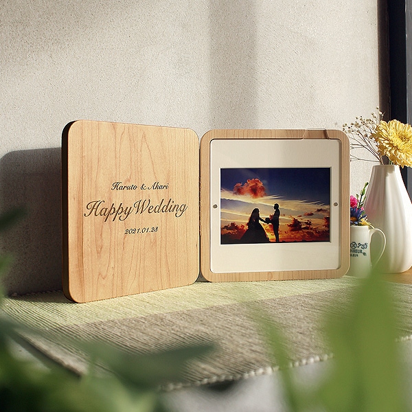 時と共に風合いを増すフォトスタンド 銘木にレーザー刻印で永遠を刻む「Engraved Photo Stand」