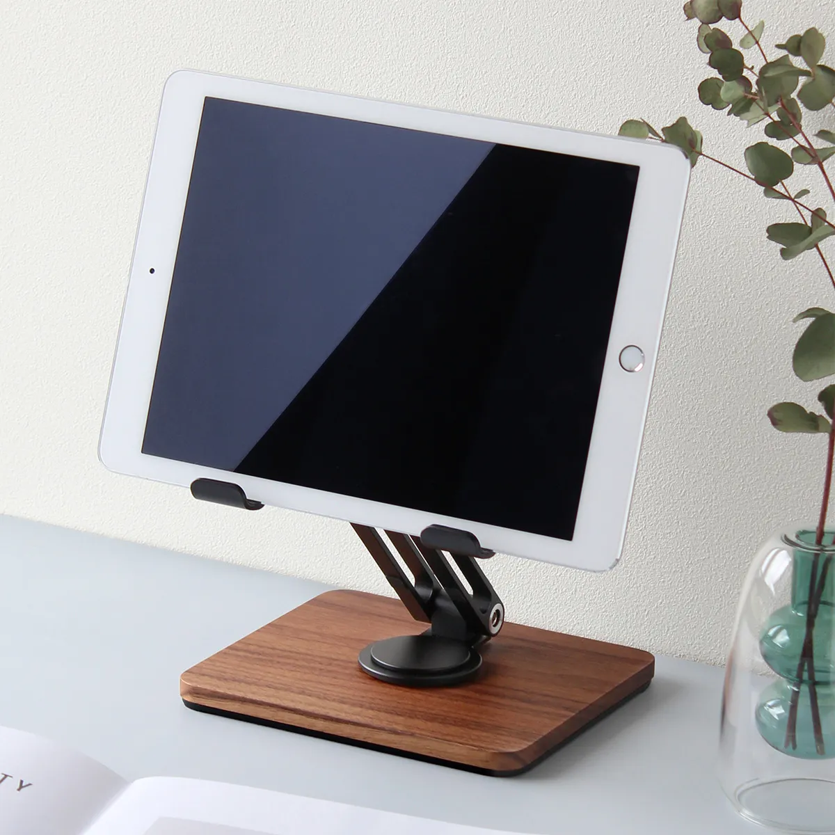 日常をより快適に。 角度調整ができる折り畳み式タブレットスタンド 「Tablet Stand Adjustable」