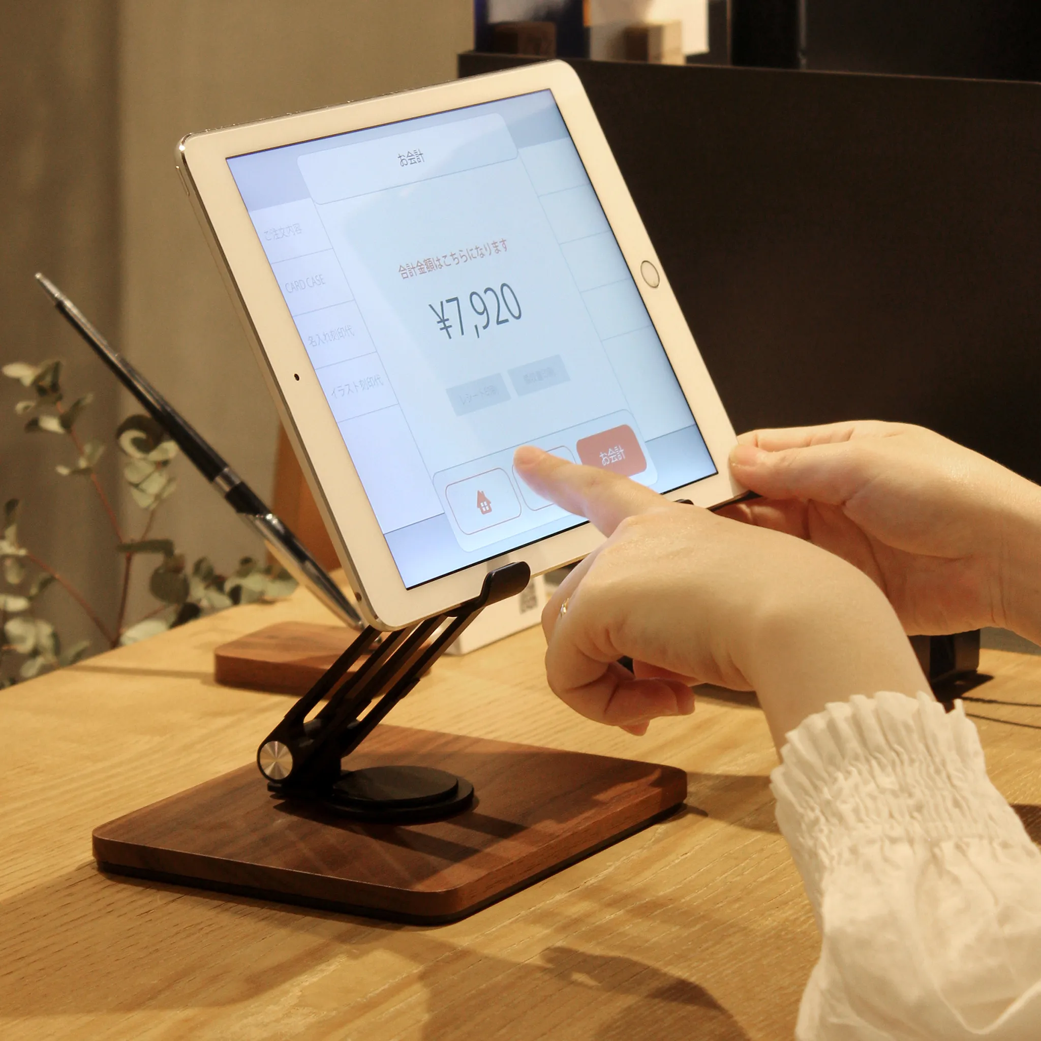 店舗受付にも最適なタブレットスタンド
