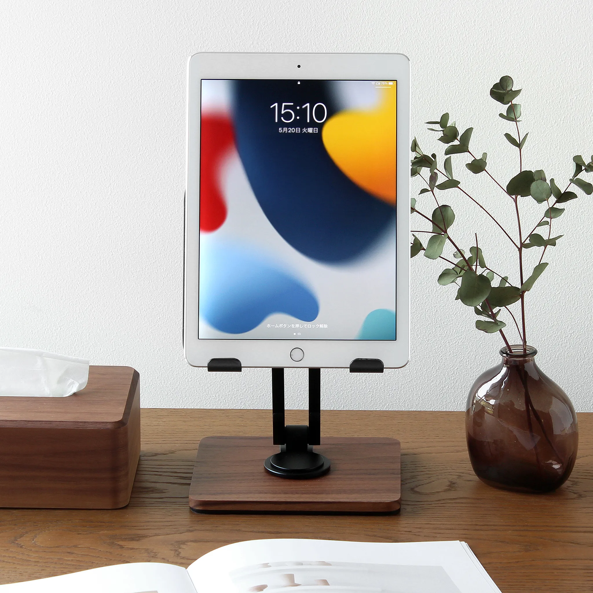 高さ調整できる木製タブレットスタンド｜仕事と暮らしが整う使用例