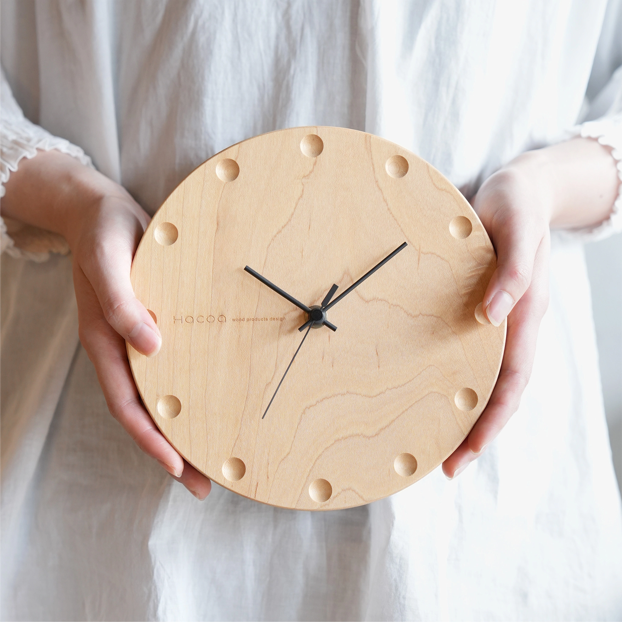 木製壁掛け時計Wall Clockで部屋が整う｜名入れギフトの使用例