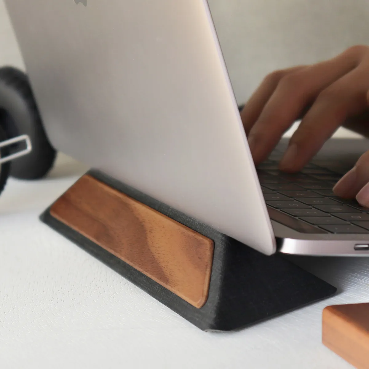 新商品 木の温もりを持ち歩く。折り畳み式木製ノートパソコンスタンド「LAPTOP STAND SLIM」