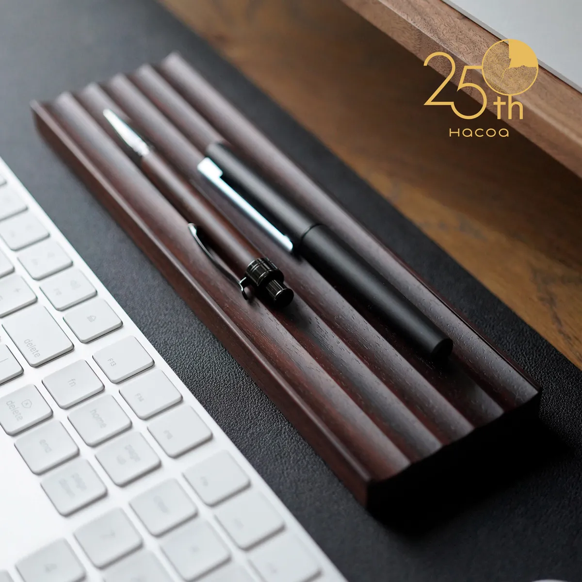 【数量限定】25周年復刻商品 ペンを美しく仕立てる木製ペントレイ「Pen Tray（ローズウッド）」