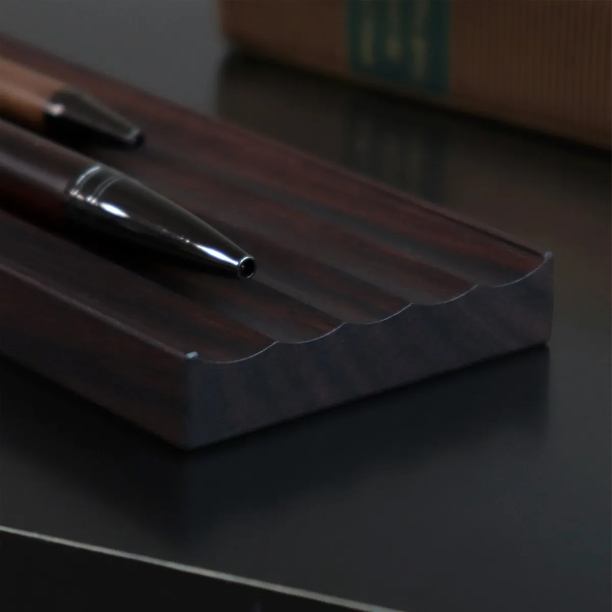 【数量限定】25周年復刻商品 ペンを美しく仕立てる木製ペントレイ「Pen Tray（ローズウッド）」