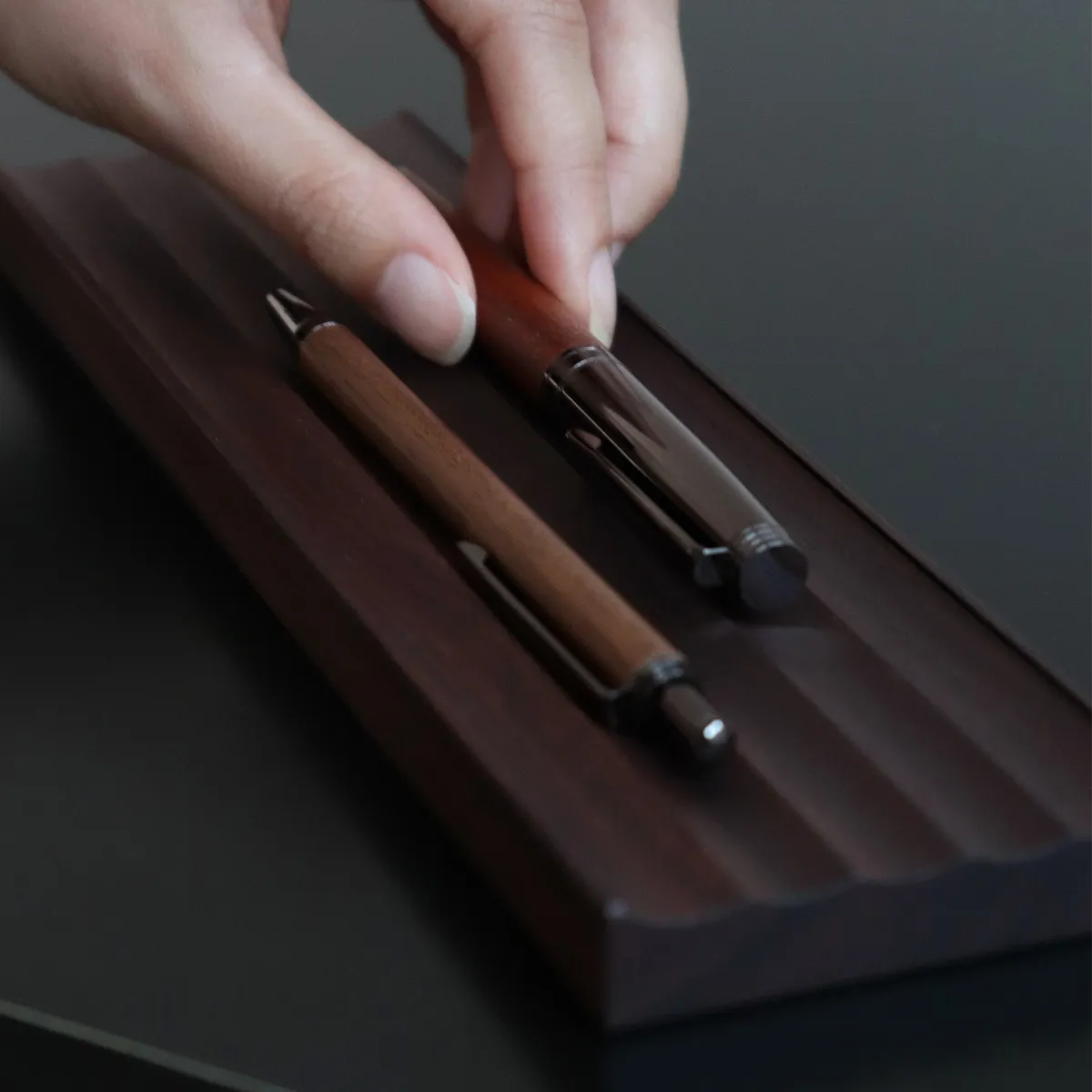 【数量限定】25周年復刻商品 ペンを美しく仕立てる木製ペントレイ「Pen Tray（ローズウッド）」